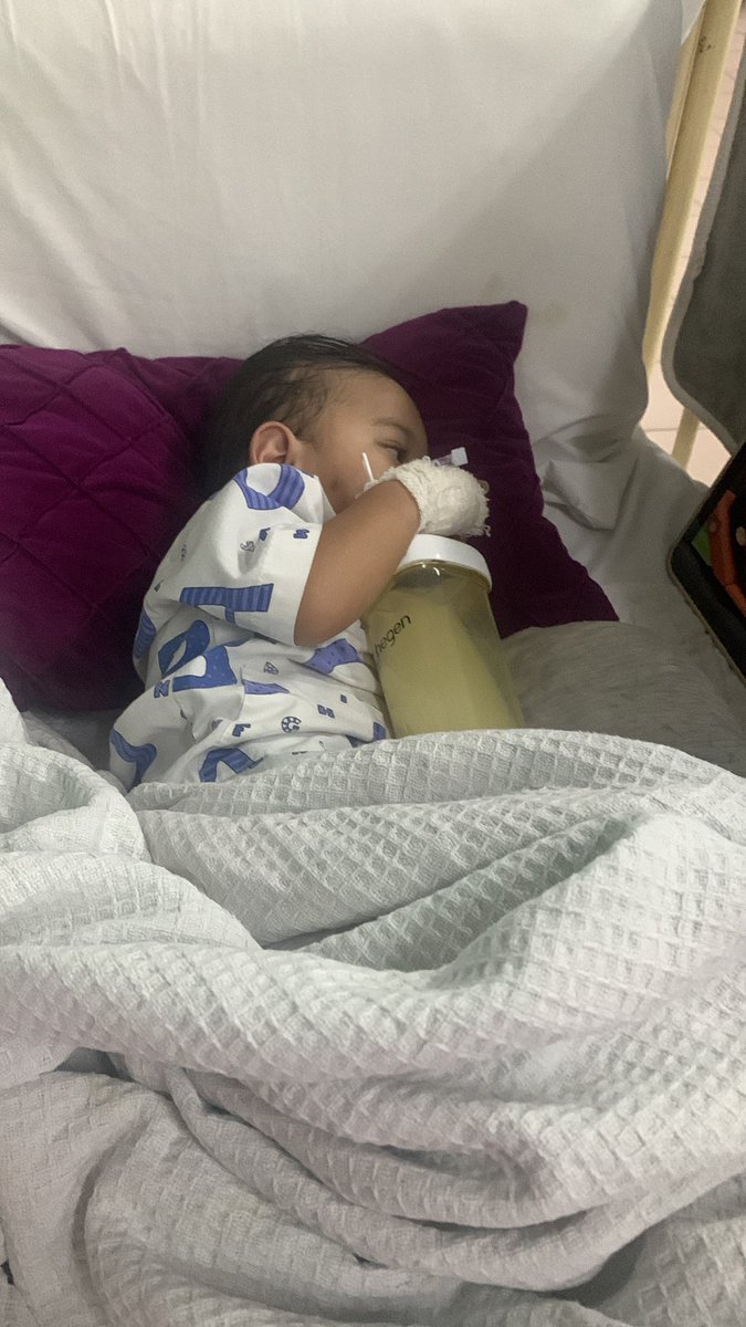 itssyahrainnnnn's tweet photo. mama loves u more than anything in this world . kalau blh tukaq tempat , mama tukaq dik 😭 https://t.co/f72xiD1tdJ