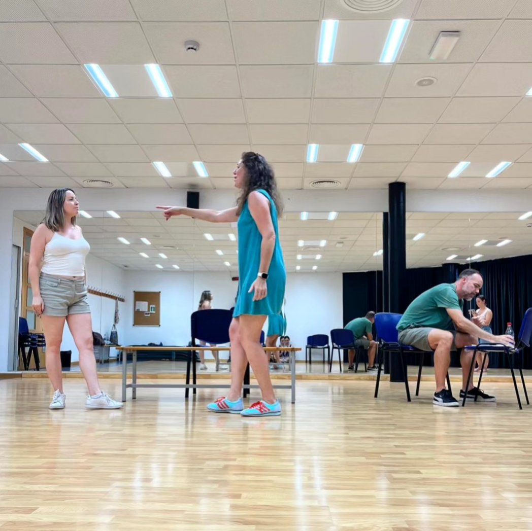 Ilusión por este musical de pequeño formato que estrenamos el viernes 27 de septiembre en <a href="/densayofest/">D'Ensayo Festival de Teatro y Ciencia</a>, el cual he escrito y producido. 

Un futuro en el que la IA está integrada en la mente de las personas y en el que incluso se ha empezado a sustituir a amigos y familiares. 😲