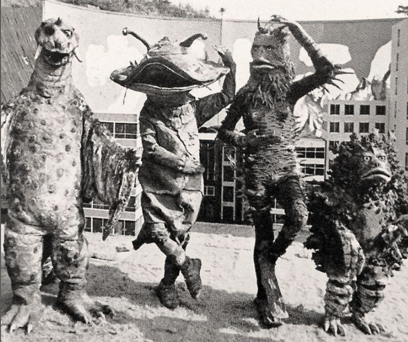 VOODOOBABY8's tweet photo. It's the annual Voodoo Baby staff outing tonight, as we all go on the pis... for a drink. It's casual wear tonight. #zine #fanzine #weirdstuff #weird #horrormovies #horror #bmovies #goodforalaugh #girls #art #reviews #scary https://t.co/YpAri3Njdc