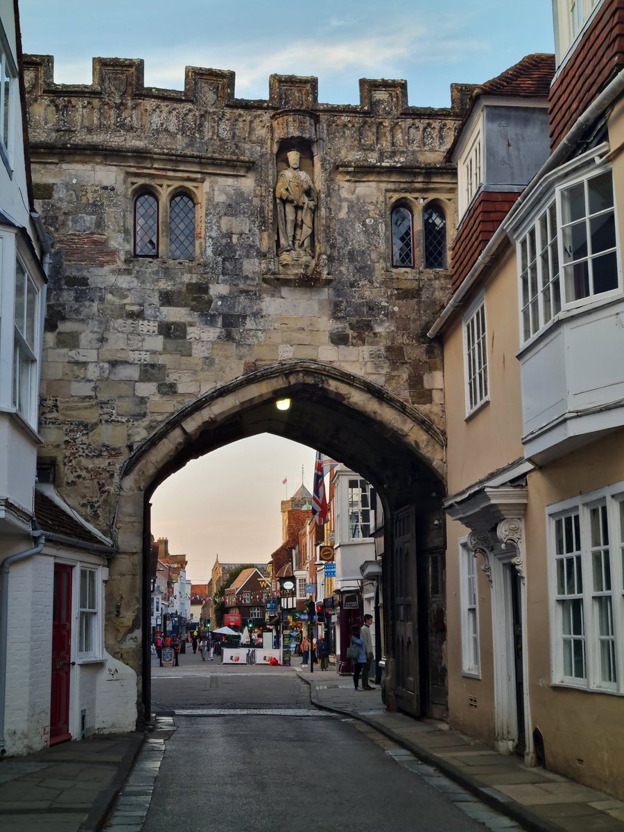Uhh 😇these are the perks of my job, dipping into medieval times in Salisbury's Sarem College next to its beautiful <a href="/SCathedral/">SalisburyCathedral</a>. I'm here for the <a href="/_cathedralmusic/">Cathedral Music Trust</a> Trust Academic Conference. Can't wait to meet everyone tomorrow 👍