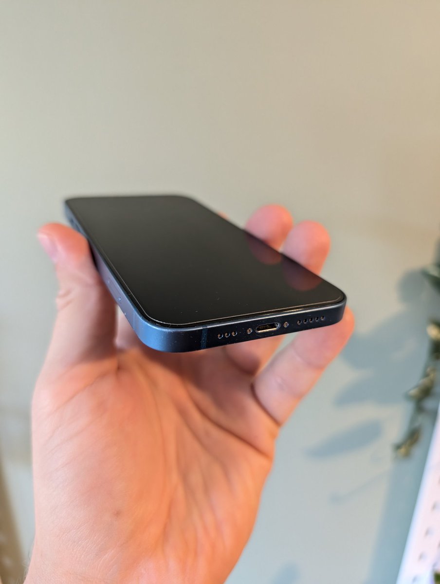 wkurzak86's tweet photo. #iphone13 na sprzedaż leci. Żona przesiadła się na 15 pro bo jak stwierdziła "nie chce 16" to co ja się będę kłócił 😅 1600 zł z darmową wysyłka paczkomatem albo odbiór osobisty. https://t.co/Kf7nlXpzXd