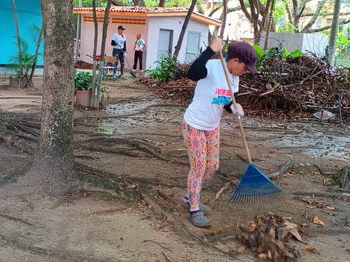 CDCEM San Diego 
En la U.E. Santiago Mariño, las fuerzas vivas de nuestra comunidad se unieron con entusiasmo para realizar una jornada de limpieza. 🧹✨ Con esfuerzo y dedicación, transformamos nuestros espacios y preparamos el ambiente ideal para recibir a nuestros estudiantes.