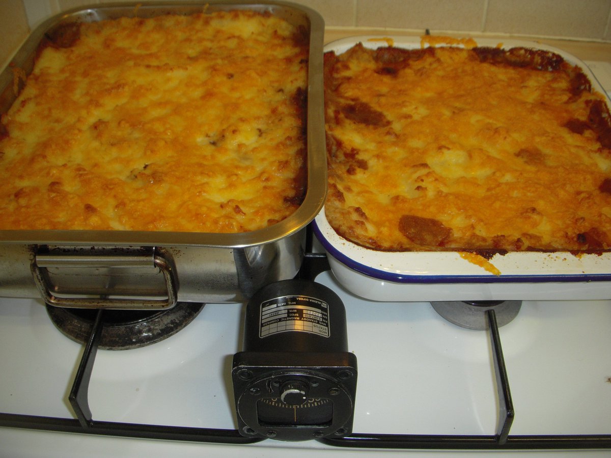 RateMySausage's tweet image. Today's cottage pies. With Tornado GR4 Standby E4B Compass for scale.

6 portions per tray? 9 maybe?

#batchcooking #cottagepie