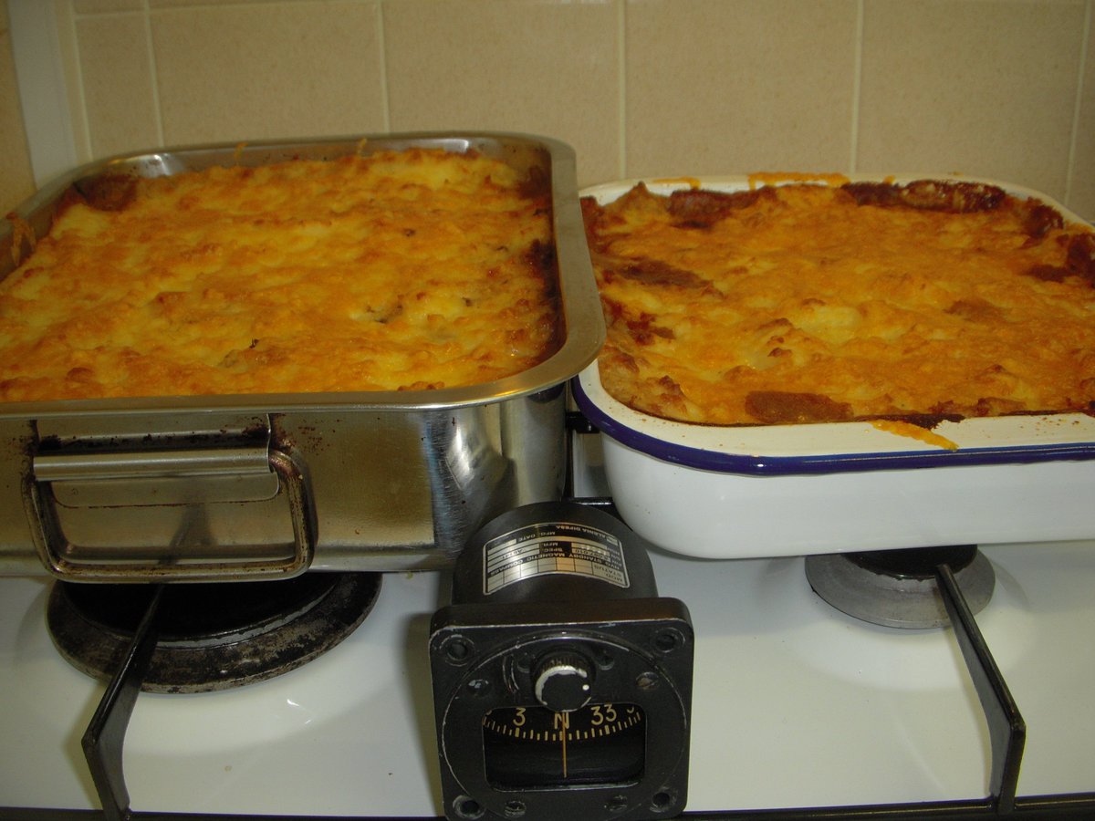 RateMySausage's tweet image. Today's cottage pies. With Tornado GR4 Standby E4B Compass for scale.

6 portions per tray? 9 maybe?

#batchcooking #cottagepie