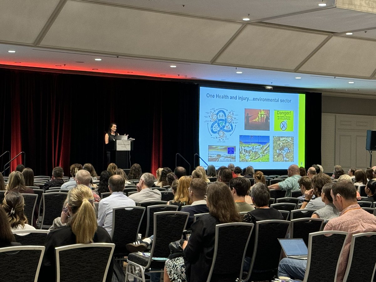 Dr Lisa Sharwood delivering a compelling keynote on a OneHealth approach to public health.  <a href="/IPDLN/">IPDLN</a> and put down your selfie sticks (400 associated deaths worldwide yearly!)