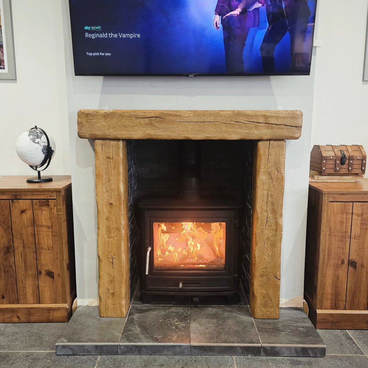StoveWorldUK's tweet image. The Ecosy Panoramic Traditional multifuel stove installed for a customer by Fleming Stove Installations looking gorgeous! buff.ly/3jaqm1j
#traditionalstove #fireplace #fireplaceinstall #fireplaceideas