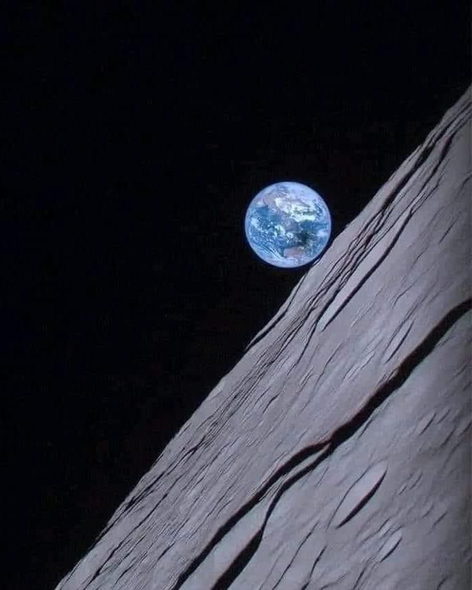 AlamDidar1973's tweet photo. Moon’s Dark shadow passing the earth . https://t.co/zV4RR8onGL