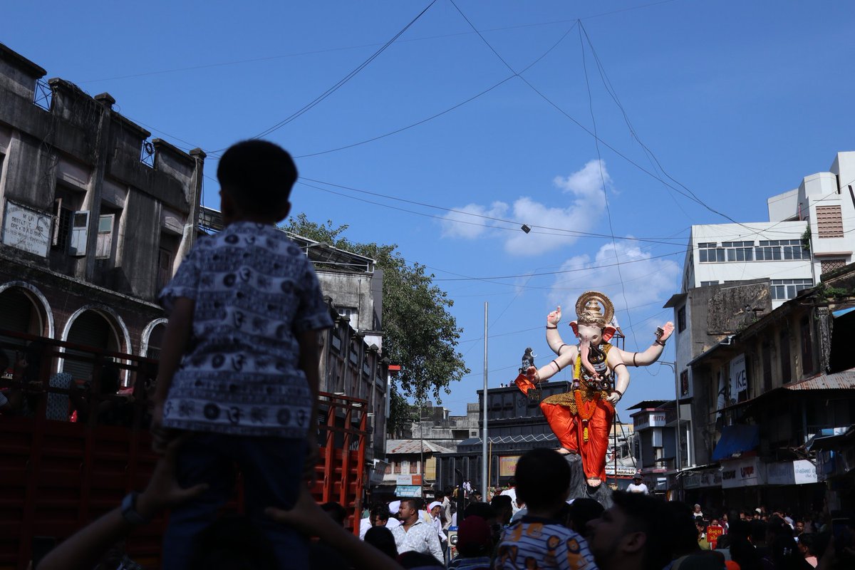 235Photophile's tweet photo. Insta : streetexplorerr
.
.
#streetphotography 
#streetphoto 
#GaneshFestival2024 
#Surat https://t.co/Az5fiaqnB2