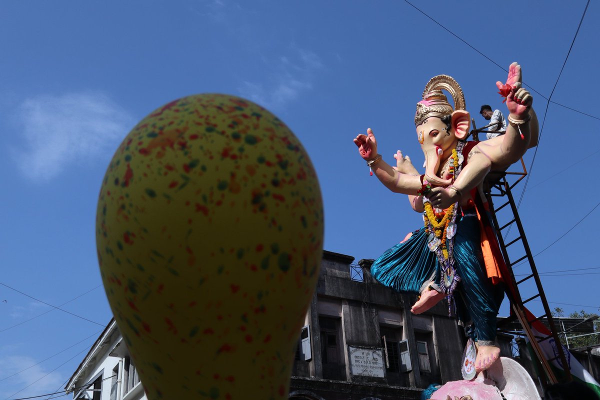235Photophile's tweet photo. Insta : streetexplorerr
.
.
#streetphotography 
#streetphoto 
#GaneshFestival2024 
#Surat https://t.co/Az5fiaqnB2