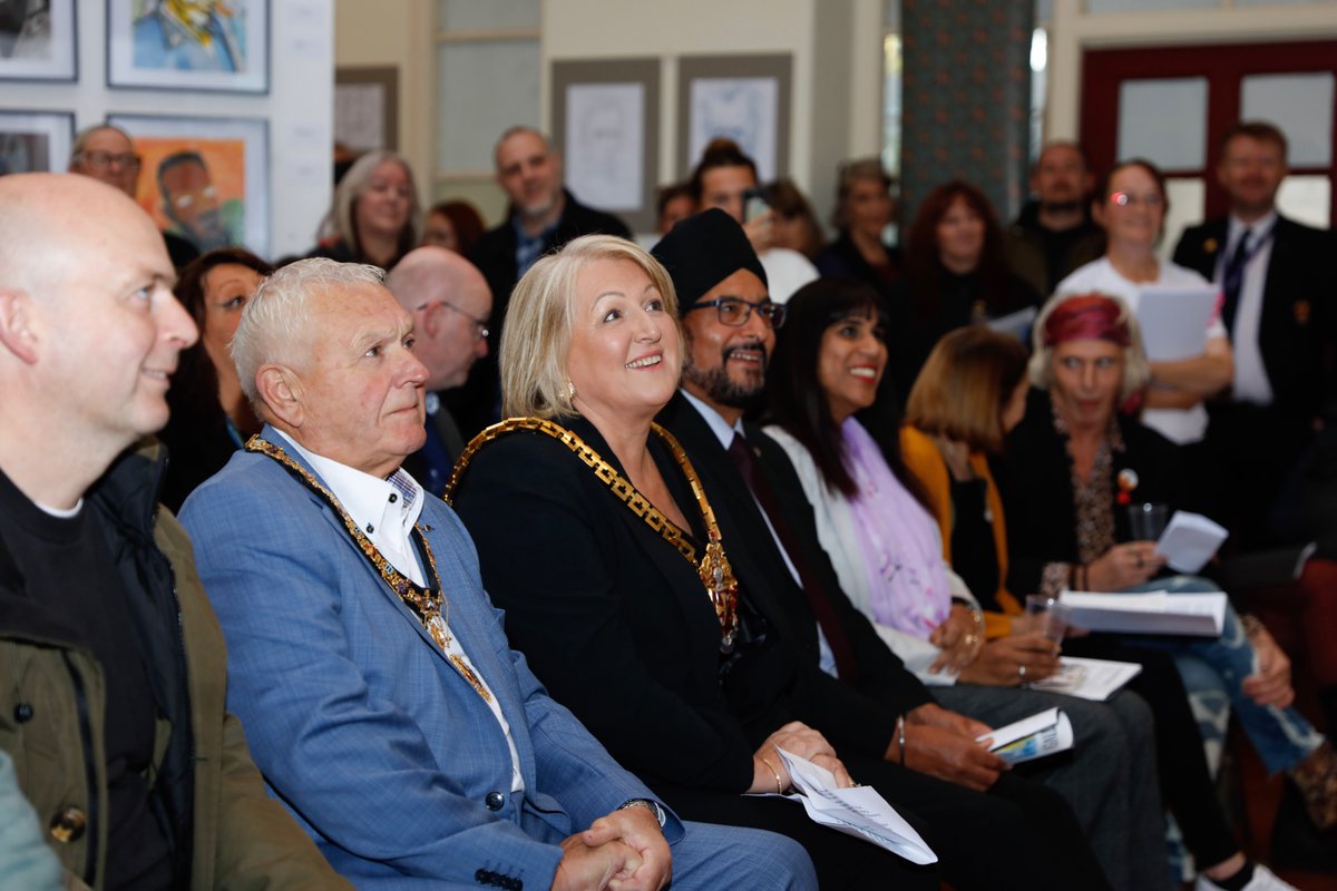 🗣 Thanks to our ace ambassador Jack Kirwan for taking on hosting duties at the launch of the Recovery is for Everyone art exhibition at Newhampton Arts Centre last Friday.

Did a grand job! As you can see from the reactions in the front row. 😂

Thanks, Jack! 🤝

#GSMWolves
