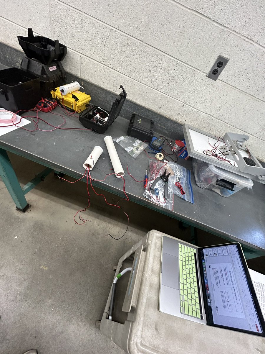 Who knew the 2023 APS workshop we gave on spore trapping would be needed for ME after a trapping hiatus…. Past Lexi, <a href="/BeckstersLab96/">Beck</a> , and <a href="/CheckJill/">Jill Check</a> were pretty clever 😂😂