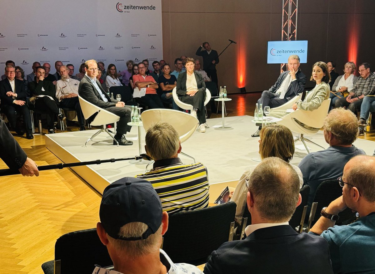 Nico Lange (@nicolange_) on Twitter photo Bürger fragen: „Ist die Schuldenbremse wichtiger als die Verteidigung? Muss der Kanzler nicht endlich sagen, die Ukraine muss gewinnen? Tun wir nicht viel zu wenig?“ #zeitenwende in Hofheim/Taunus <a href="/MunSecConf/">Munich Security Conference</a> <a href="/alfredlandecker/">Alfred Landecker Foundation</a> Bürger fragen: „Ist die Schuldenbremse wichtiger als die Verteidigung? Muss der Kanzler nicht endlich sagen, die Ukraine muss gewinnen? Tun wir nicht viel zu wenig?“ #zeitenwende in Hofheim/Taunus <a href="/MunSecConf/">Munich Security Conference</a> <a href="/alfredlandecker/">Alfred Landecker Foundation</a>