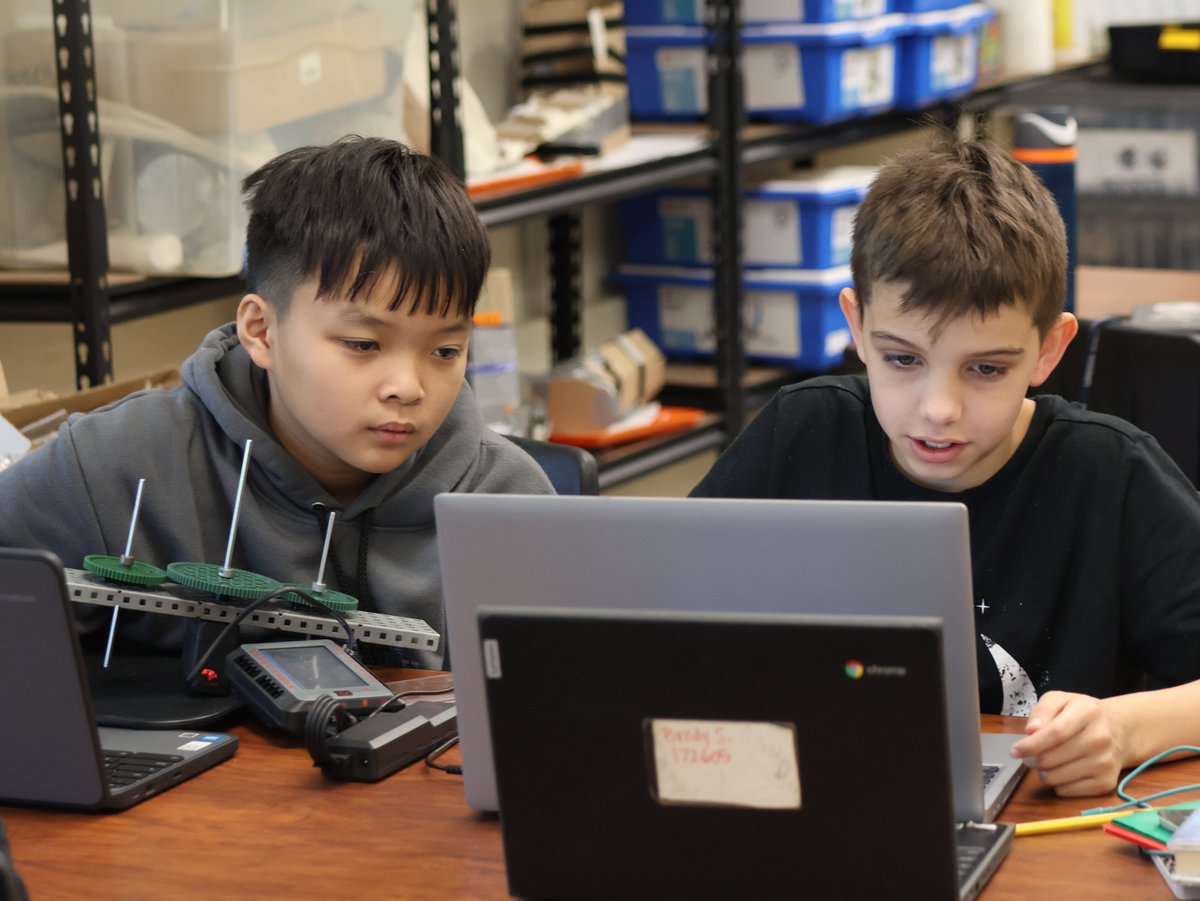 MehlvilleSD's tweet photo. On Tuesday at Oakville Middle School, student mathematicians and scientists compared and contrasted four-dimensional figures, explored outerspace and coded robots. Read below for more about the learning happening in OMS math and science classrooms! 💙 #msdr9 https://t.co/rj0uvujBcp