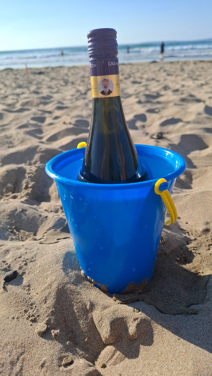 Where there's a will theres a way We think <a href="/graham/">graham</a> would be proud!! 😂 Sun is SHINING in Ireland (miracle!) so we put #Summer HUGGS back on huggnote.com 4 a few days only. 🏖 Happy Hugging! 

#sunshine #Ireland #beachday #huggnote