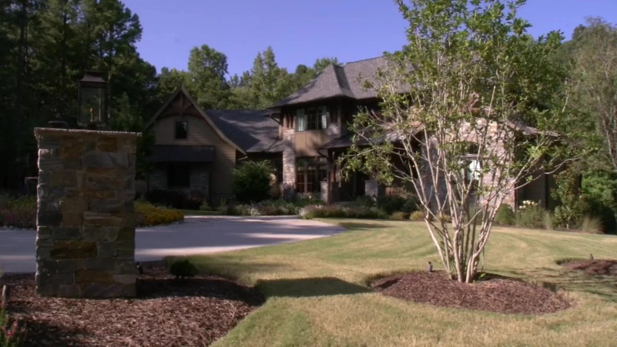 zairolhamisam's tweet photo. Complete Stranger Obtains Deed to Man’s $4 Million North Carolina Home https://t.co/xd4nh0Y0wC https://t.co/7yV9TsKTXY