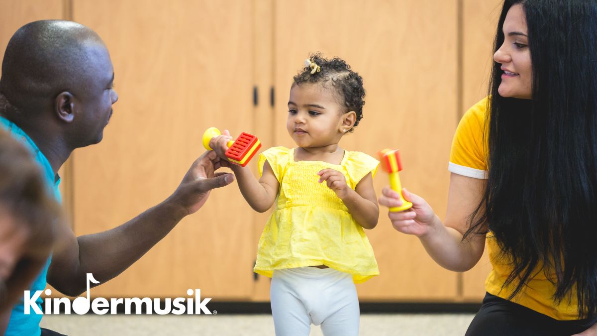 KindermusikDFW's tweet photo. In Kindermusik, we love Object Exploration! 🩷
From hoops to mirrors to harmonicas to bells, you and your toddler will explore new objects together to help boost fine motor skills and other key milestones. 💜
#finemotorskills #developmentalmilestones #kindermusik https://t.co/1y9njJcQo8