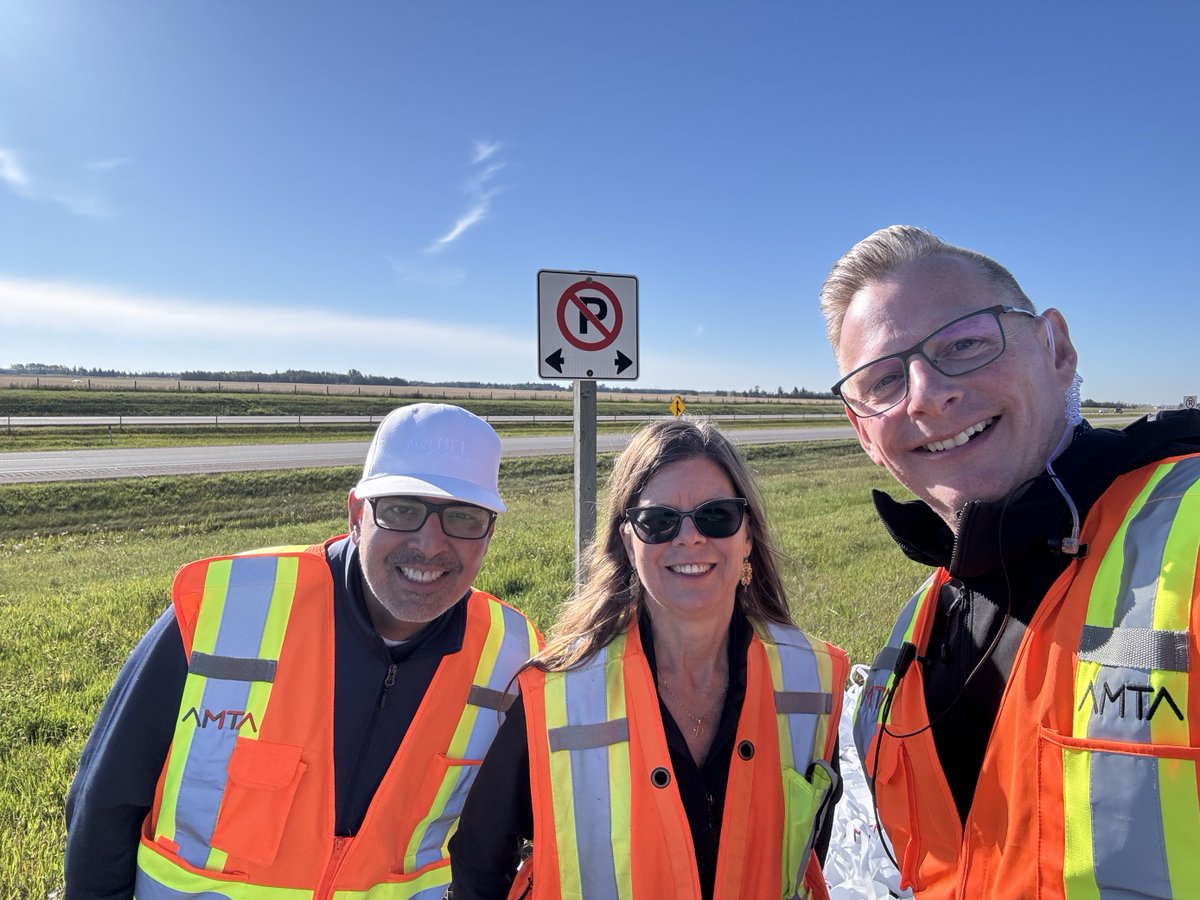AMTA_ca's tweet photo. Good morning from Leduc! We are kicking off our last #AMTADriverAppreciationDays of 2024. It is a gorgeous day today and we are thrilled to be out here with our volunteers handing out goodie bags to the amazing commercial drivers on our roads. #ThankATrucker @YourAlberta https://t.co/L6WvLkSHhi
