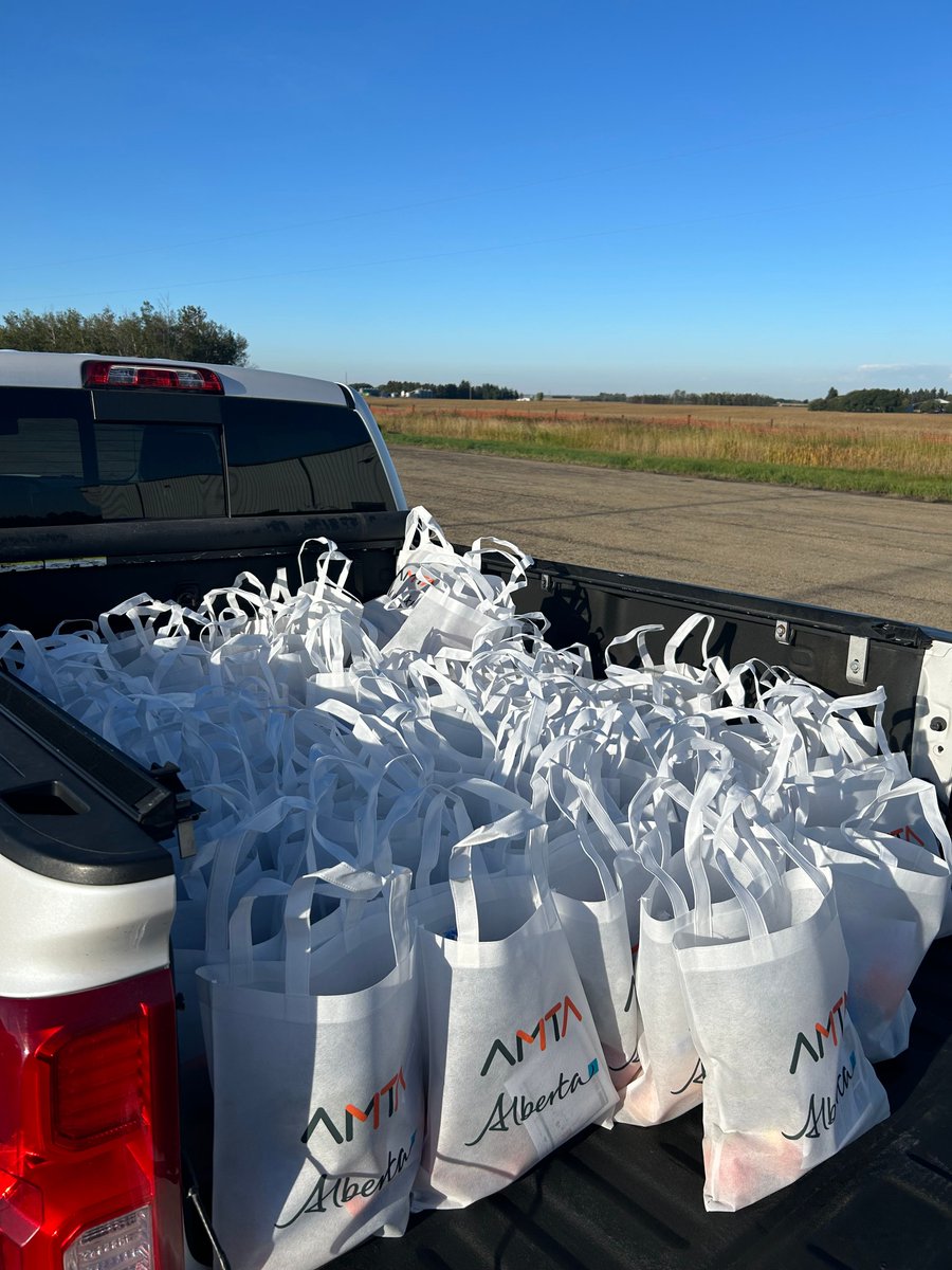 AMTA_ca's tweet photo. Good morning from Leduc! We are kicking off our last #AMTADriverAppreciationDays of 2024. It is a gorgeous day today and we are thrilled to be out here with our volunteers handing out goodie bags to the amazing commercial drivers on our roads. #ThankATrucker @YourAlberta https://t.co/L6WvLkSHhi