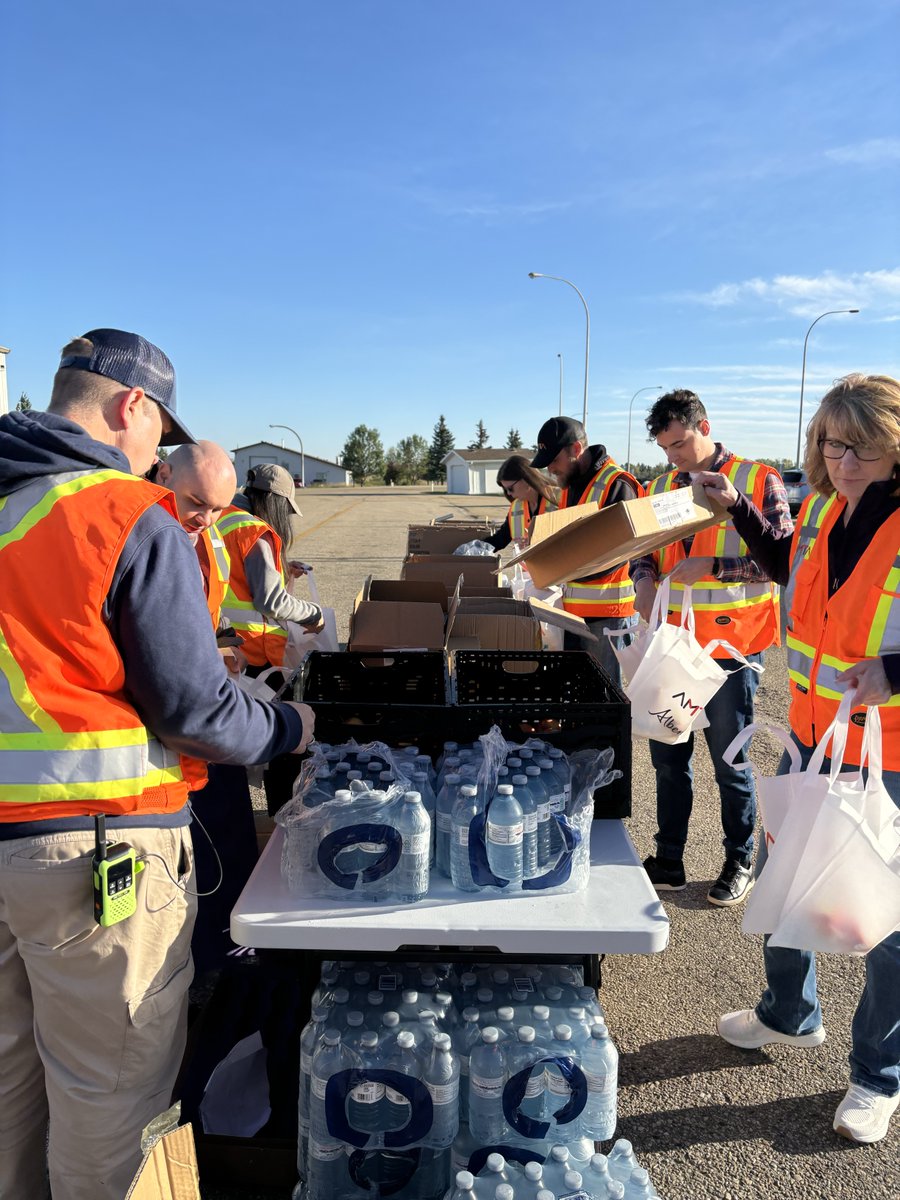 AMTA_ca's tweet photo. Good morning from Leduc! We are kicking off our last #AMTADriverAppreciationDays of 2024. It is a gorgeous day today and we are thrilled to be out here with our volunteers handing out goodie bags to the amazing commercial drivers on our roads. #ThankATrucker @YourAlberta https://t.co/L6WvLkSHhi