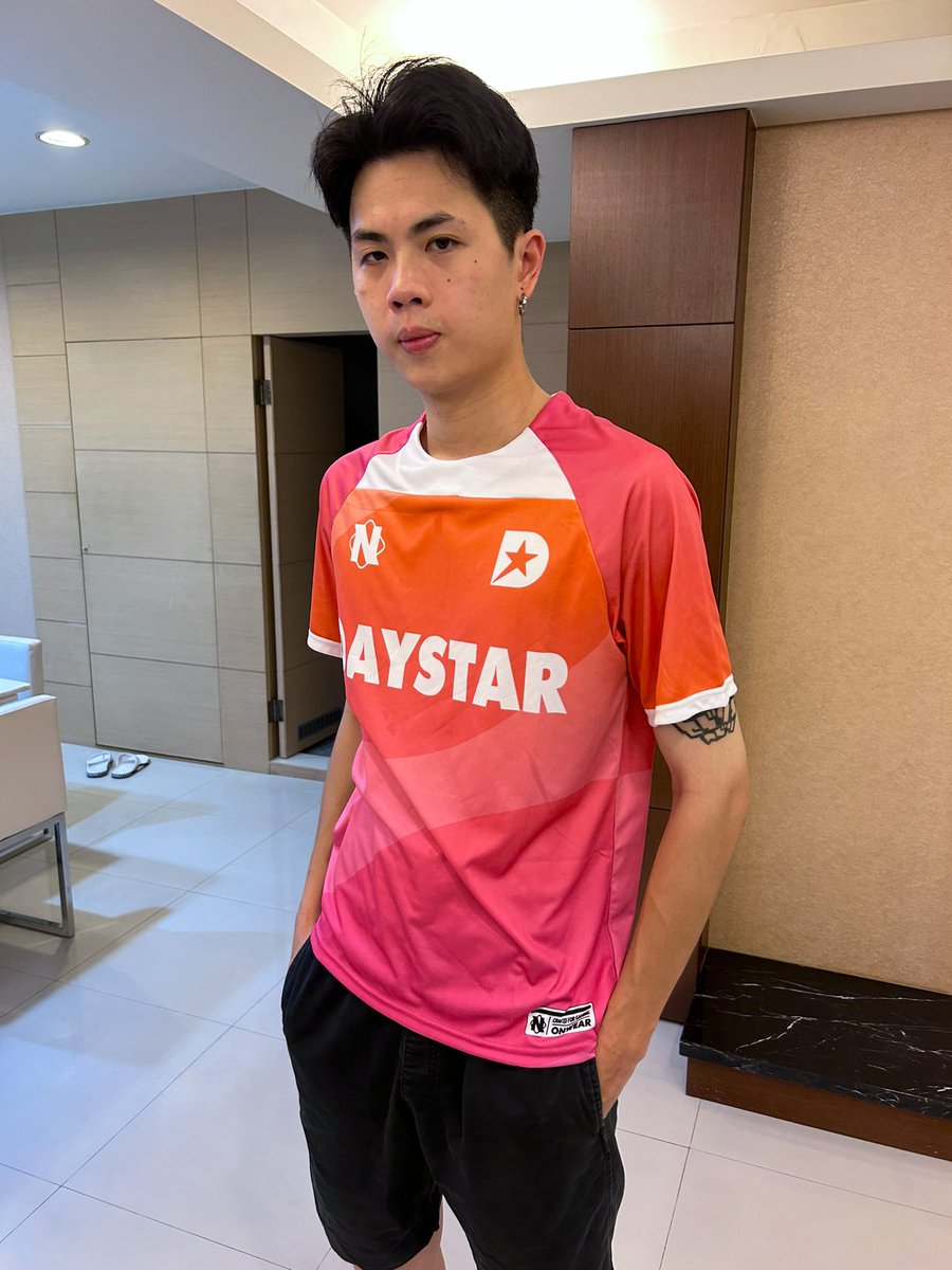 Follow Me
Follow @DaystarGG
LIKE + RT
Reply #WearToWin

Giveaway ends on 9/25! Good luck 🙂
很久沒在推特上發文了，Daystar的制服很酷吧，免費抽一件 趕緊的
