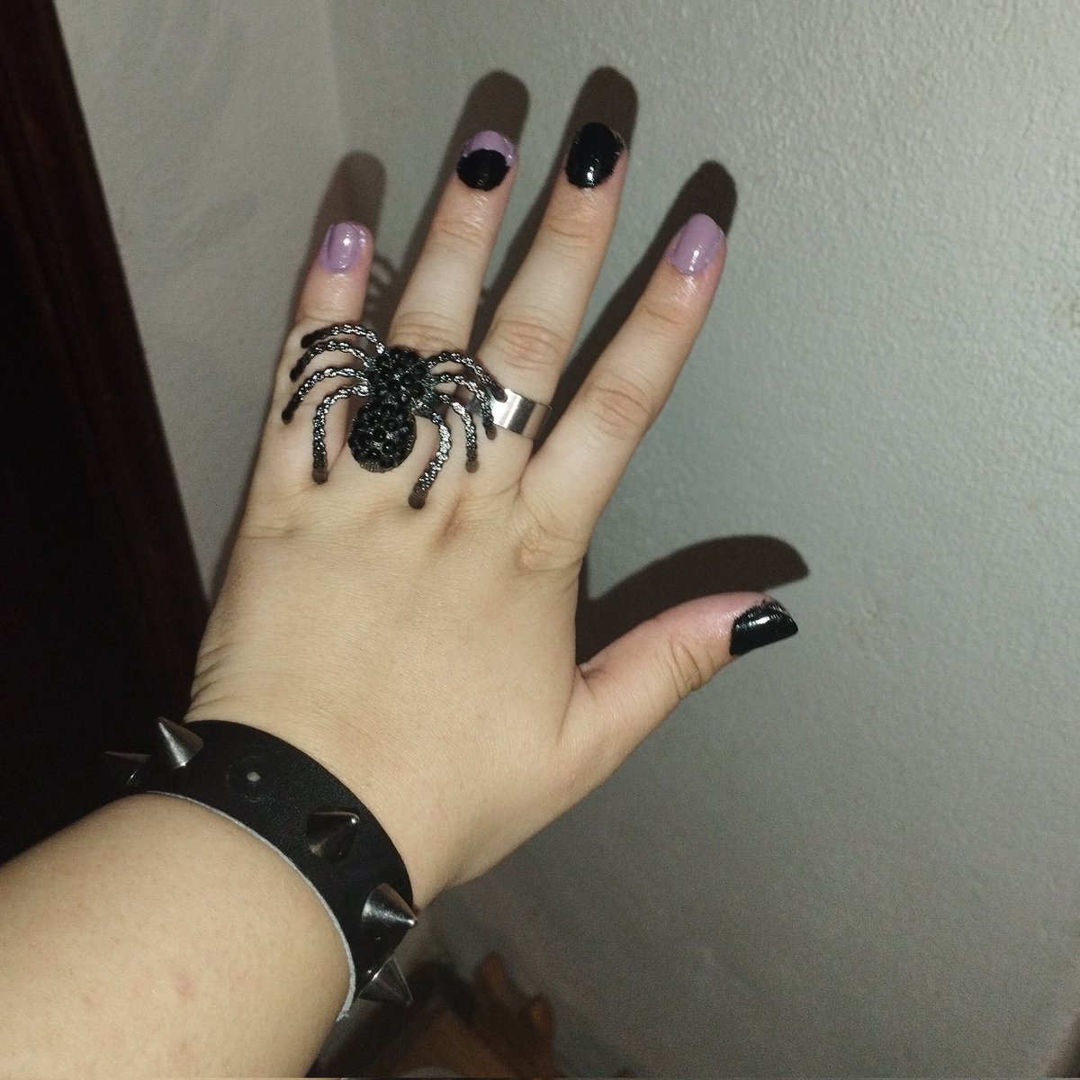 OberitaRiki's tweet photo. Greyish purple and black nails
(MIBU Phase 13 nails)
7ω7 😁😈🖤🩶💜🌟✨
.
#mrincrediblebecominguncanny #phase13 #mibu #greyishpurpleandblacknails #greyishpurplenails #blacknails #gothicbracelets #spikybracelets #judahslullaby #trollge #trollgeincident https://t.co/556fxvC3fc