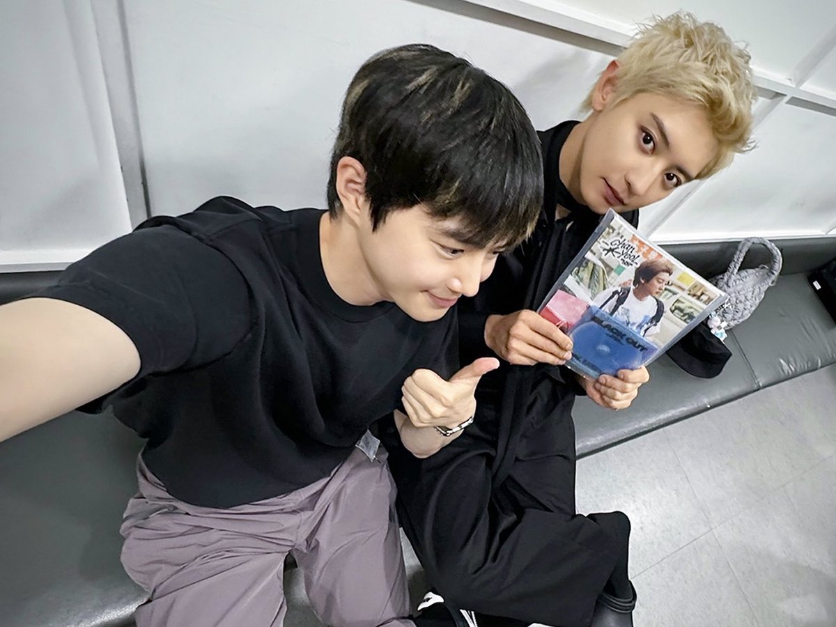 sulaylooks's tweet photo. Junmyeon and Yixing taking MZ selfies with Chanyeol 😭 so cute 🥺🫶🏻 #suho #lay https://t.co/9Y8zJdfGoR