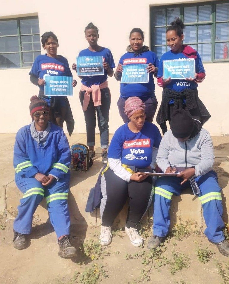 DA_NCape's tweet photo. ⚡Eskom soek ‘n tariefstyging van 36.15% in 2025 én 4% wat deur die statutêre rekening gehef gaan word. 

Dit sal elektrisiteit onbekostigbaar maak!

Teken ons petisie by https://t.co/gMTotSgAWg

#Loeriesfontein
#StopElectricityHikes https://t.co/48zV15Scbr