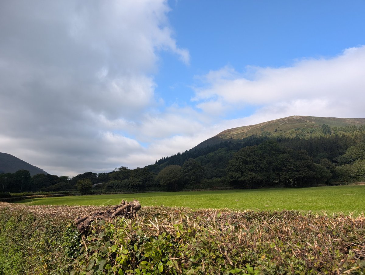 PubsCymru's tweet photo. Relaxing and quiet drink at #LlanthonyPrioryHotel in the picturesque #ValeofEwyas
History all around #Llanthony 👍 https://t.co/VJ56kCESke