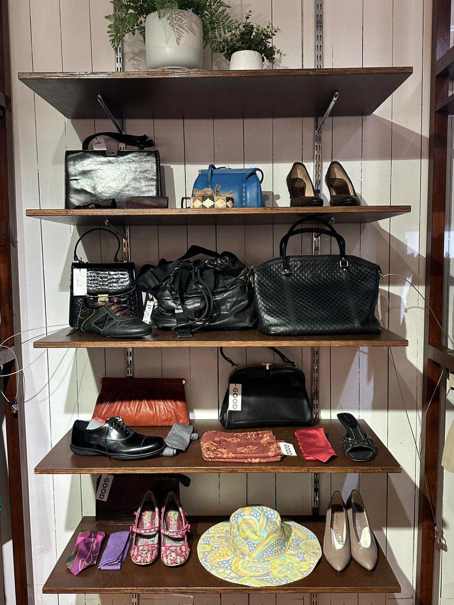 drew_28k's tweet photo. A vintage store in London👗👚🥰 https://t.co/3pSlS6nmzD