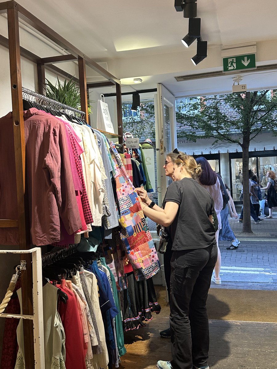 drew_28k's tweet photo. A vintage store in London👗👚🥰 https://t.co/3pSlS6nmzD