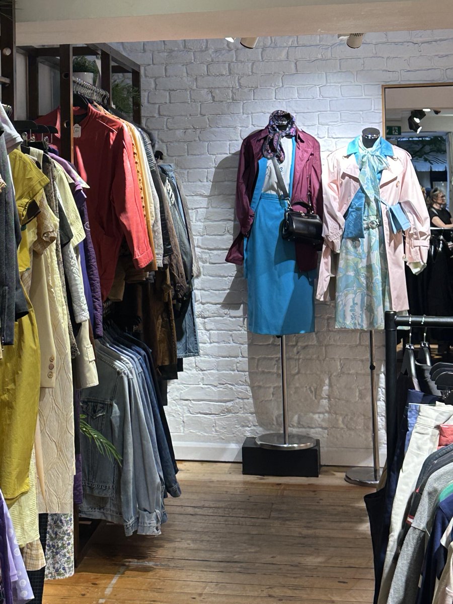 drew_28k's tweet photo. A vintage store in London👗👚🥰 https://t.co/3pSlS6nmzD
