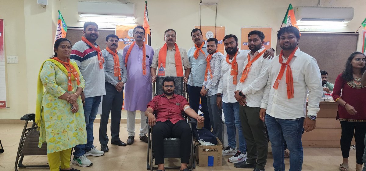 vimal_kagathara's tweet photo. વિશ્વનાં સૌથી લોકપ્રિય નેતા અને ભારત નાં યશસ્વી વડાપ્રધાન શ્રી @narendramodi સાહેબ નાં ૭૪માં જન્મદિવસ નિમિત્તે શહેર કાર્યાલય ખાતે જામનગર શહેર યુવા મોર્ચા દ્વારા રક્તદાન શિબિર યોજાઇ,જેમાં મહામંત્રી,મેયર, ચેરમેન,યુવા મોર્ચા ના કાર્યકર્તા તથા ચૂંટાયેલાં આગેવાનો ઉપસ્થિત રહ્યા. https://t.co/ygqpsxb3Rk