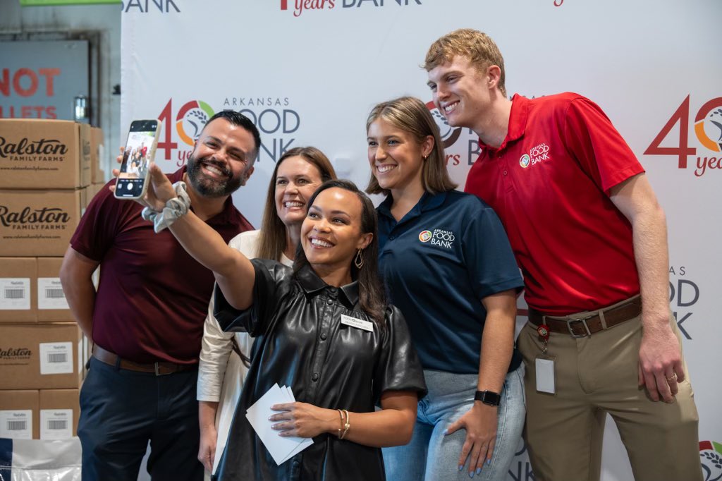 SarahHuckabee's tweet image. We are the nation’s largest rice producer - but Arkansas families still struggle with hunger.
 
Today’s donation of over 280,000 lbs of rice will make sure fewer Arkansans go hungry. Thank you @arfoodbank and @RiceArkansas for making it happen!
