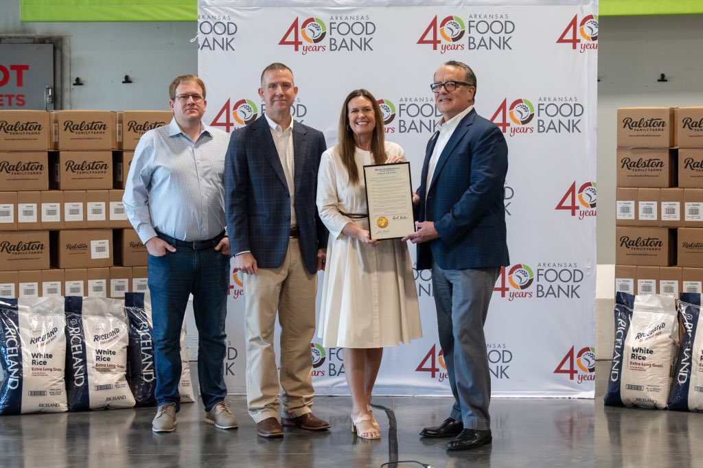 SarahHuckabee's tweet image. We are the nation’s largest rice producer - but Arkansas families still struggle with hunger.
 
Today’s donation of over 280,000 lbs of rice will make sure fewer Arkansans go hungry. Thank you @arfoodbank and @RiceArkansas for making it happen!