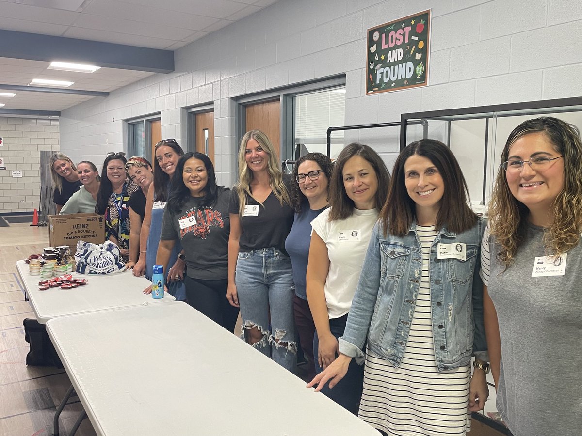 Enjoying Rockland’s FA food day! Thank you to all of these amazing volunteers!!! ⁦@RocklandD70⁩ ⁦@LibertyvilleD70⁩ #shinebright