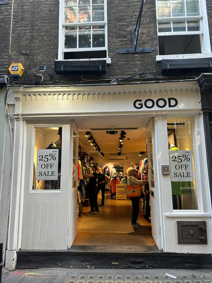 Offeirichard20's tweet photo. A vintage store in London👗👚🥰 https://t.co/ktD4HWChkD