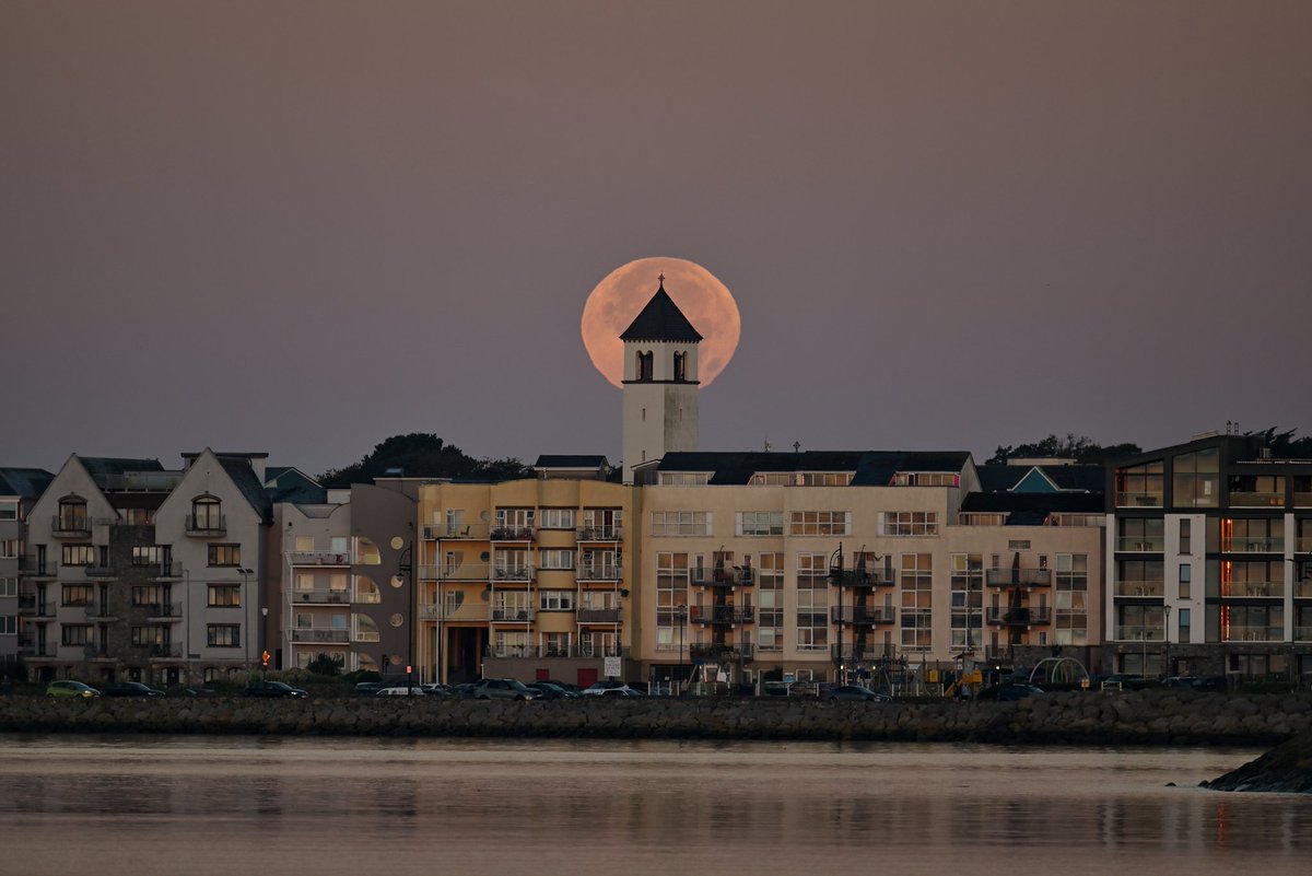 ZhangChaosheng's tweet photo. Moonset over Salthill, Galway this morning https://t.co/1eojdB166u