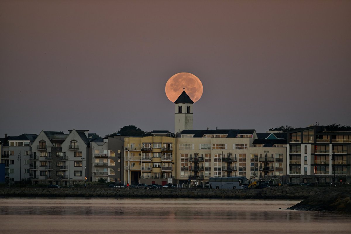 ZhangChaosheng's tweet photo. Moonset over Salthill, Galway this morning https://t.co/1eojdB166u