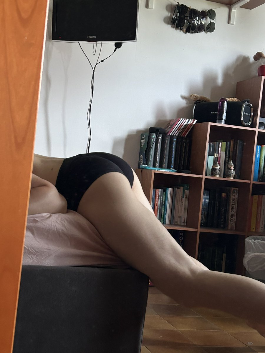 Loipboy's tweet photo. Give me a kiss under there 🍑 https://t.co/AU3l3BrUch