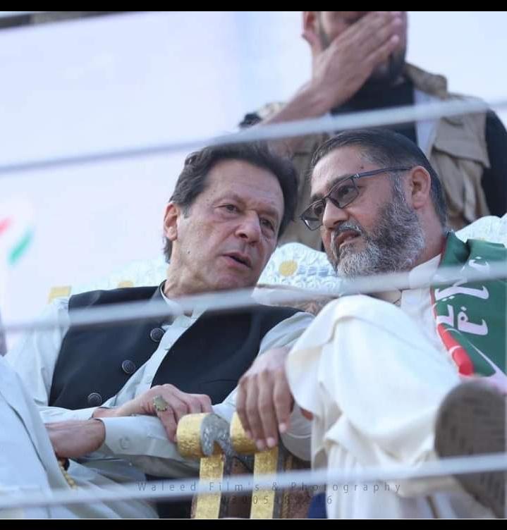 AyeshaRahman0's tweet photo. دیکھیں کیپٹن ر @izzat_javeed    خان صاحب سے پکے والے دوست تھے۔
اپنے رشتہ دار سے کہہ کر۔ خان صاحب کو ایک دن شادی کے لیے شرکت کروا سکتے تھے۔
یا خان صاحب کو چاول بھیج سکتے تھے۔
مگر انہوں نے ایسا کیوں نہیں کیا۔
جلد پی ٹی ائی سے استعفی دے۔ 

#IzzatJaviad #PP228 #NadeemAhmedAnjam #PTI https://t.co/TeKUQ5nCj1