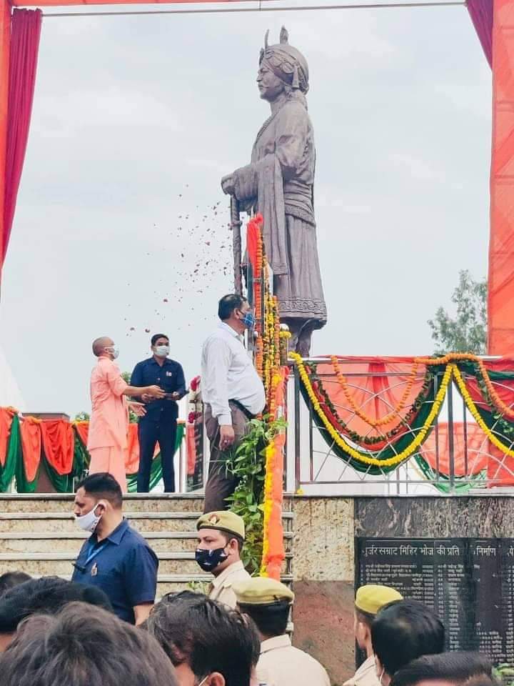 TanwarKhap's tweet photo. सादर नमस्कार,

@Uppolice जी, मेरठ के सरधना क्षेत्र के कालंदी गाँव में गुर्जर प्रतिहार सम्राट मिहिर भोज जी की मूर्ति पर राजपूत समाज का नाम चिपकाने का प्रयास किया जा रहा है, जो कि न केवल ऐतिहासिक सत्य के विपरीत है बल्कि इससे समाज में अव्यवस्था और तनाव भी उत्पन्न हो सकता है।

उत्तर प्रदेश के माननीय मुख्यमंत्री, आदरणीय योगी आदित्यनाथ जी, जो स्वयं राजपूत समाज से आते हैं, ने दादरी विधानसभा में स्थित मिहिर भोज इंटर कॉलेज में गुर्जर प्रतिहार सम्राट मिहिर भोज जी की प्रतिमा का उद्घाटन किया है। यह स्पष्ट करता है कि मेरठ में गुर्जर समाज के इतिहास के साथ छेड़छाड़ की जा रही है और समाज का अपमान किया जा रहा है। गुर्जर प्रतिहार सम्राट मिहिर भोज जी, जो गुर्जर प्रतिहार वंश से थे, को अन्य समाज के नाम से प्रस्तुत करना गलत है।

मैं आपसे निवेदन करता हूँ कि इस मुद्दे की गंभीरता को समझते हुए शीघ्रता से उचित कार्रवाई की जाए। मेरठ एक गुर्जर बहुल क्षेत्र है, और इस प्रकार की गतिविधियाँ समाज में असंतोष उत्पन्न कर सकती हैं। कृपया सुनिश्चित करें कि इस मूर्ति को कालंदी गांव से सम्मान हटाया जाए और गुर्जर समाज की प्रतिष्ठा को नुकसान न पहुँचाया जाए।

आपकी त्वरित कार्रवाई की प्रतीक्षा है।

धन्यवाद,
गुर्जर समाज