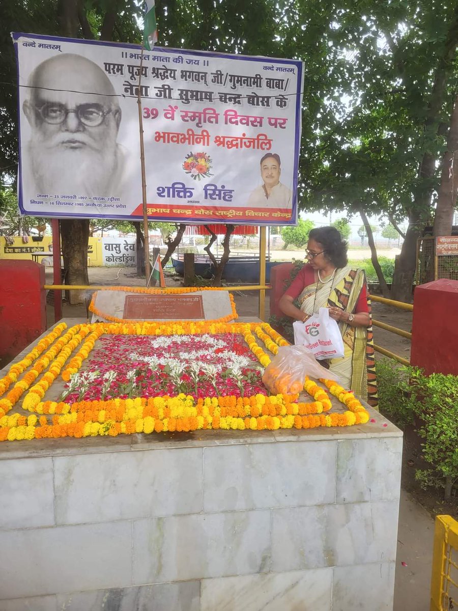 AmbalikaRayan's tweet photo. 💫 1985, Ayodhya 💫 #RequestToAll
"3 can keep a secret, if 2 of them die"
In reality, this doesn't happen, of course.
And truth can never be kept a secret.
It didn't taste much time for word to spread and the natives of Ayodhya to figure out whose mortal remains were .. https://t.co/X2DSvhjuOQ