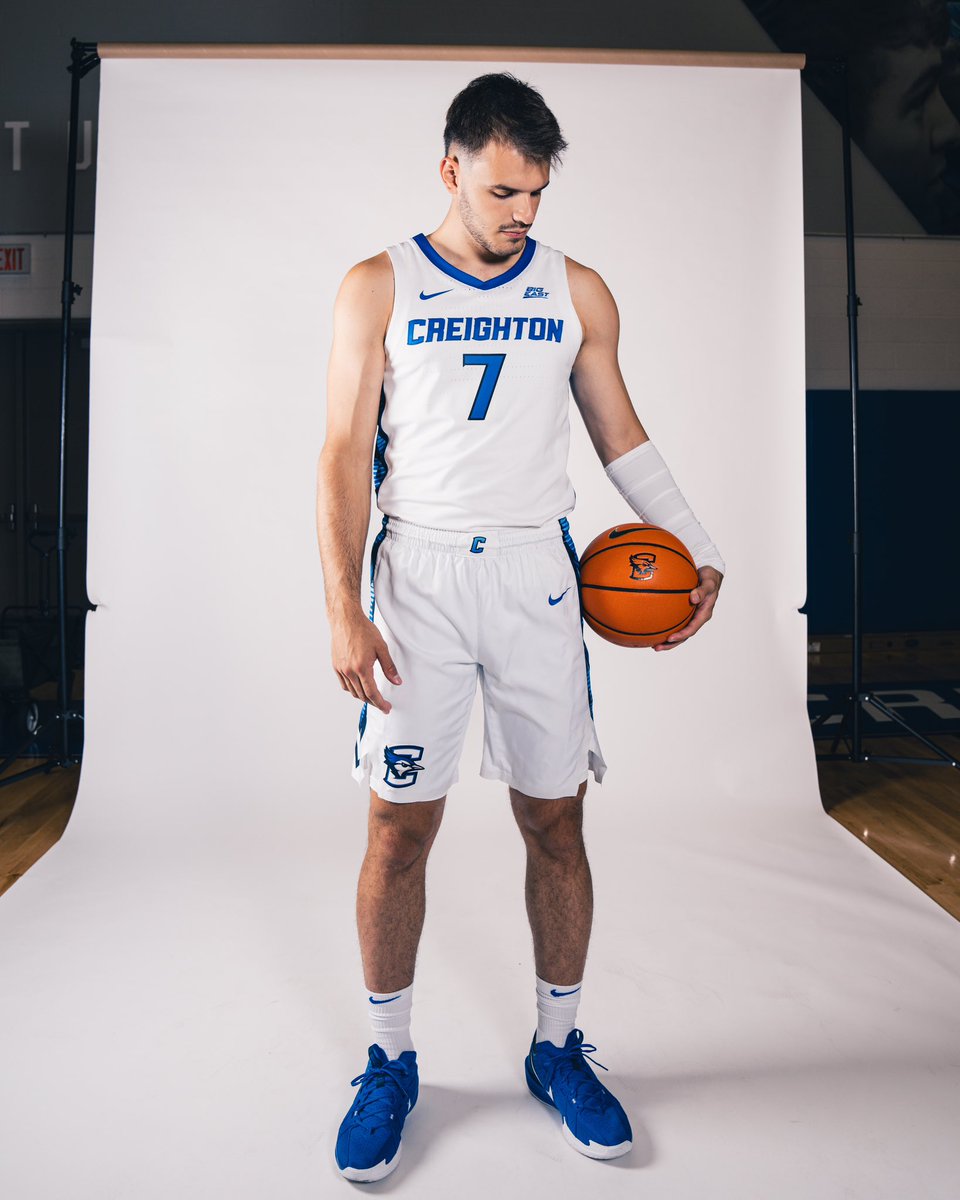 BluejayMBB's tweet photo. Happy Birthday to our guy @44_fex !! 🎂🎉

#GoJays https://t.co/app45vnvEM
