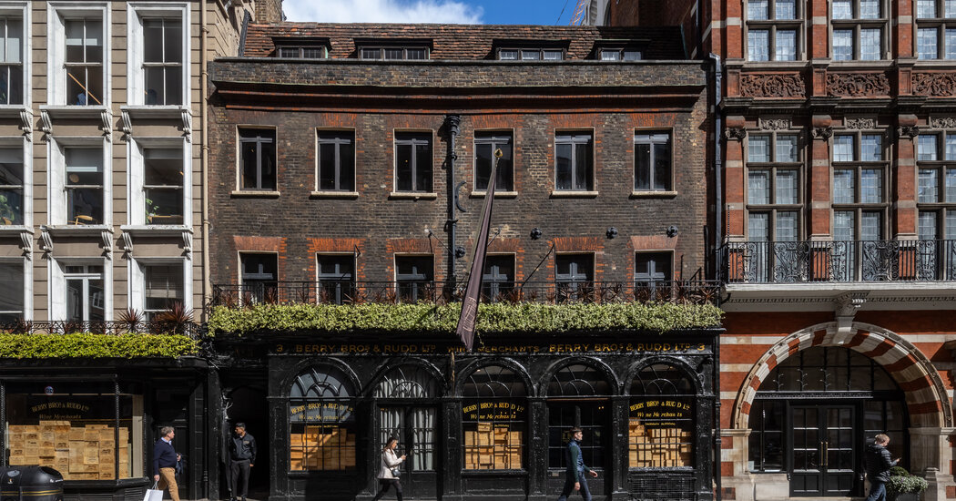 A Guide to London’s Most Distinctive Shops nytimes.com/2024/09/18/tra…