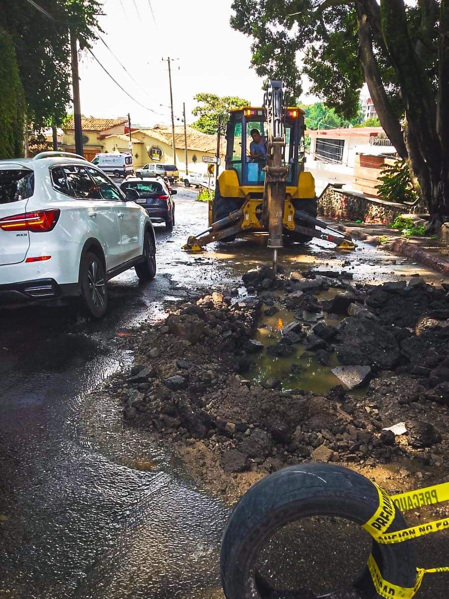 #AlMomento ‼️Dando atención inmediata a un problema suscitado por un socavamiento‚ la Dirección de Infraestructura Urbana‚ perteneciente a la SDSySP‚