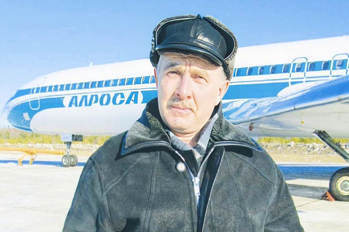 AnatolyVlasov87's tweet photo. Сергей СОТНИКОВ предотвратил катастрофу 14 лет назад. Именно он следил за чистотой полосы в Ижме, что позволило лайнеру Ту-154М "Алросы" совершить аварийную посадку и спасти всех (81 человек) кто был на борту! ✌️ https://t.co/1MEWObTTjr
