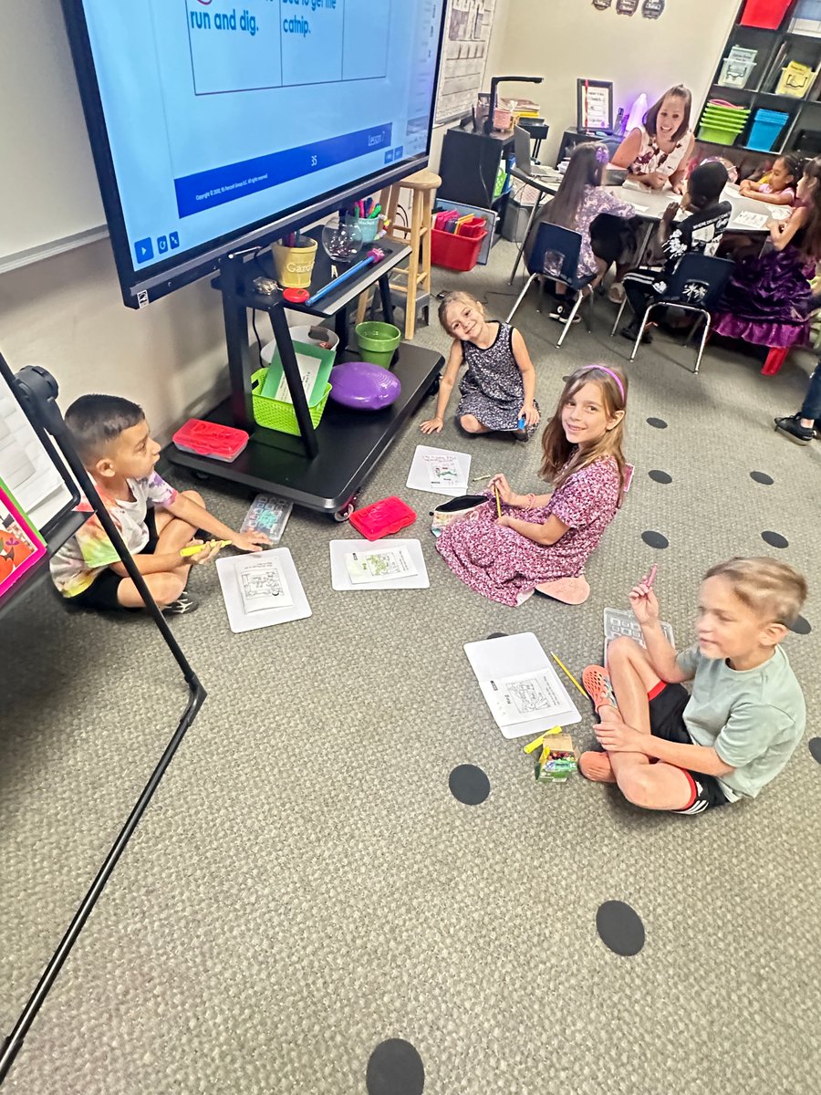 MPESMavericks's tweet image. In first grade our Mavericks are working on reading through small group instruction and learning centers! They are growing each day! 🌟💚🌟 #WeAreLearning #WeAreMavericks
