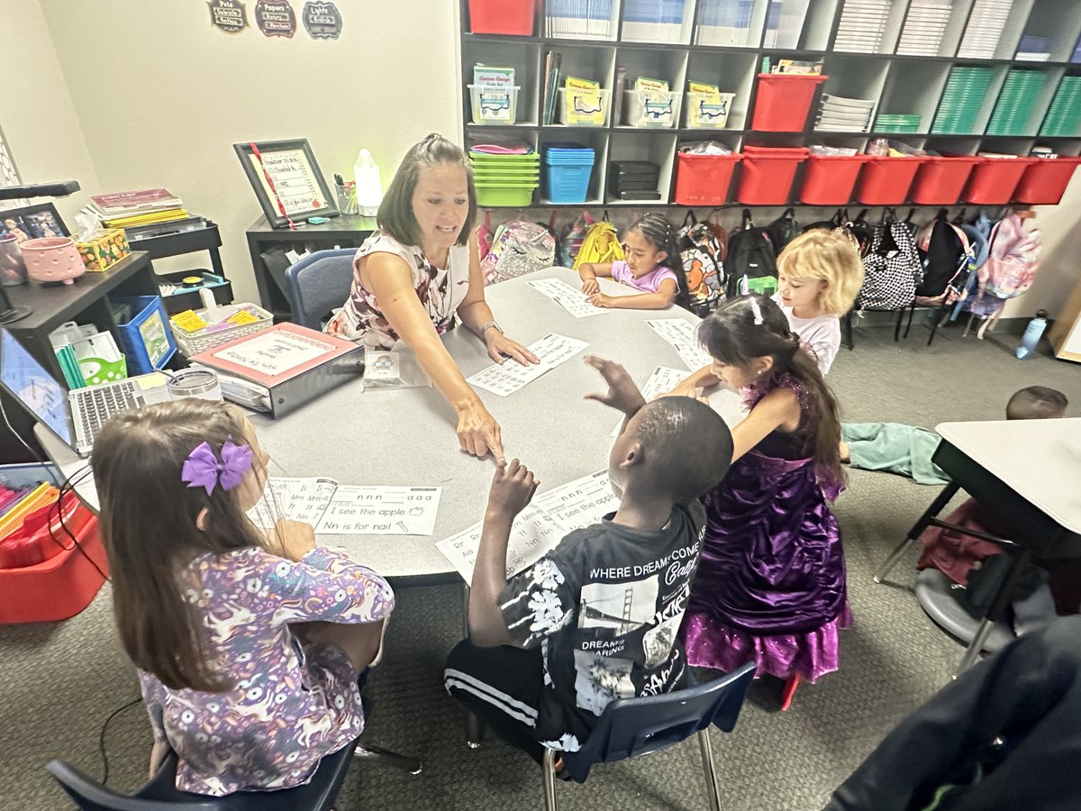 MPESMavericks's tweet image. In first grade our Mavericks are working on reading through small group instruction and learning centers! They are growing each day! 🌟💚🌟 #WeAreLearning #WeAreMavericks