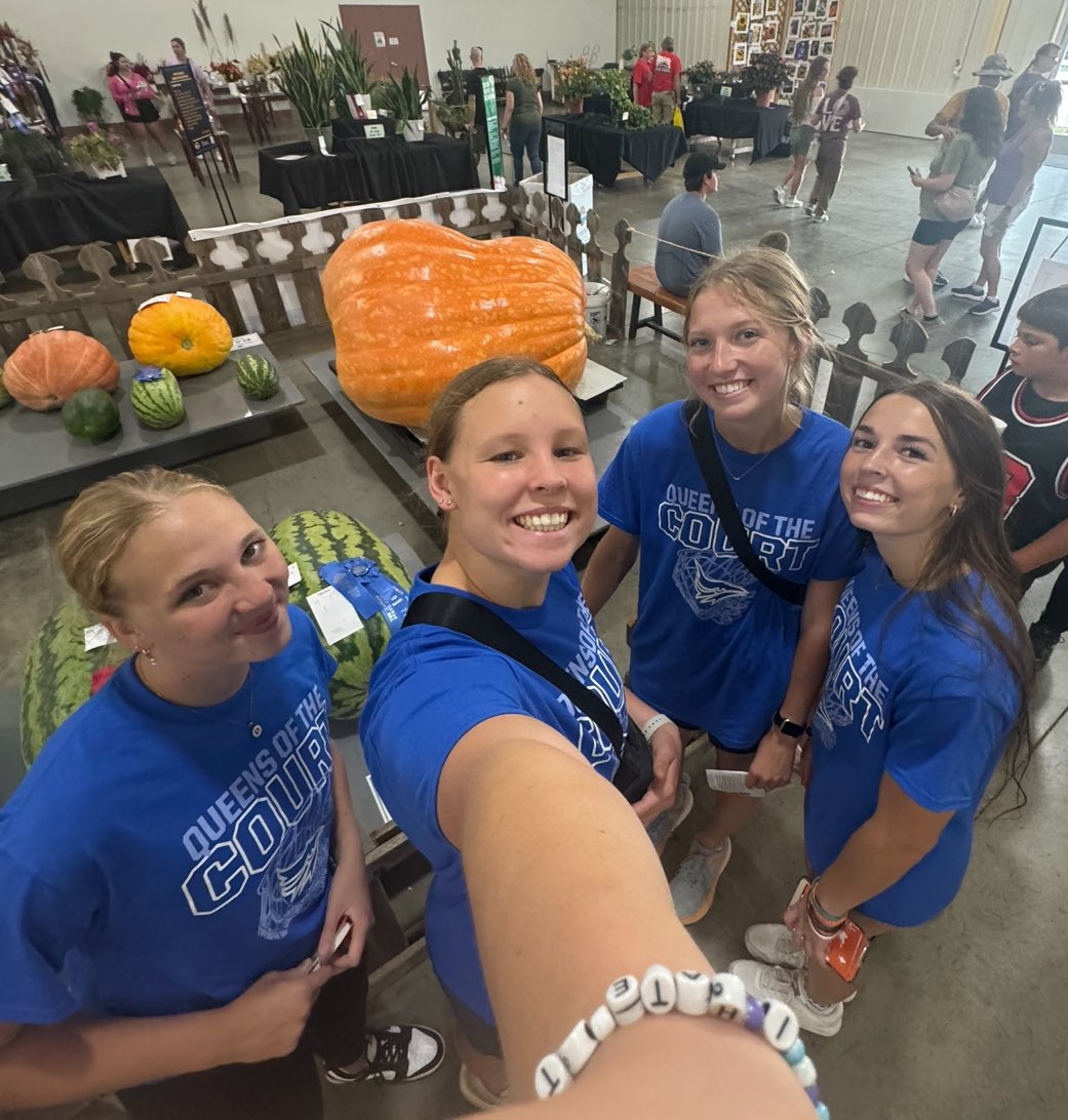TaborWBB's tweet photo. Pic drop #1 from our “Selfie” Scavenger Hunt at the Kansas State Fair! https://t.co/Wl19NoeMw2