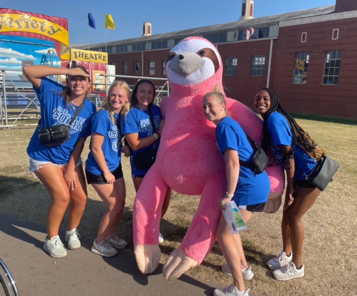 TaborWBB's tweet photo. Pic drop #1 from our “Selfie” Scavenger Hunt at the Kansas State Fair! https://t.co/Wl19NoeMw2